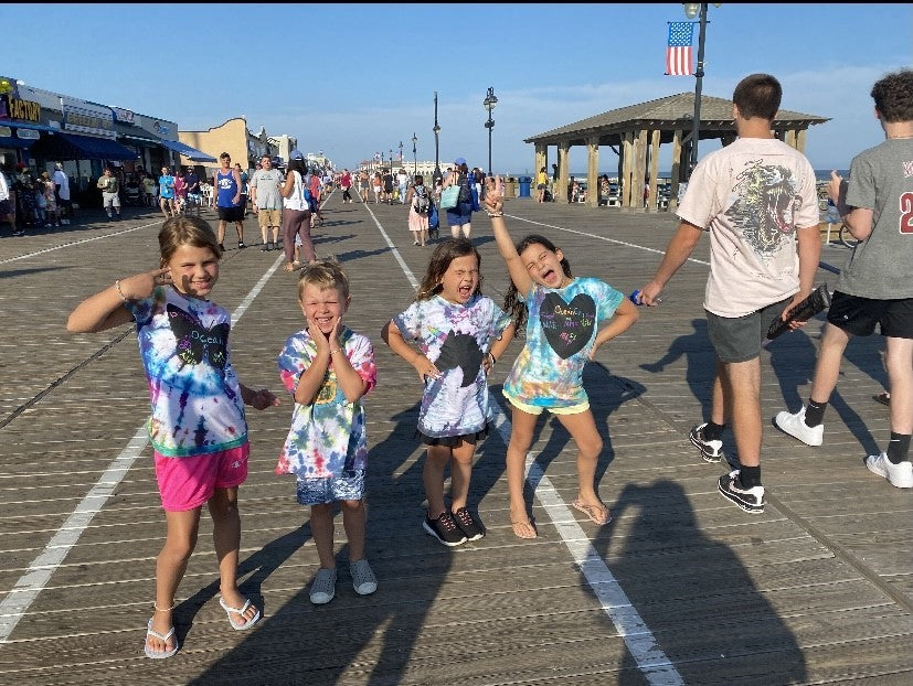 Shark DIY Tie Dye T-Shirt includes Tie Dye Kit and a 6 Piece Chalk Marker